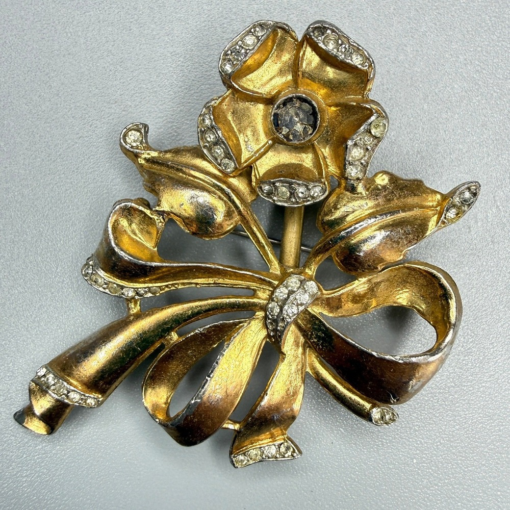 Vintage Gold Tone‎ Pot Metal Rhinestone Flower Brooch c. 1930s 2" Ribbon READ